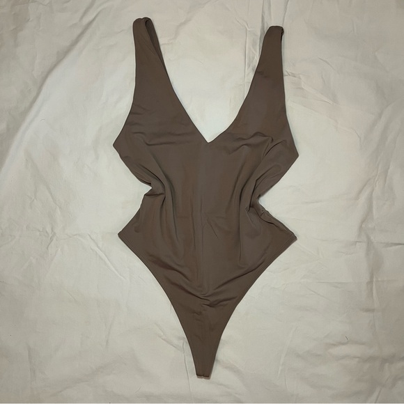Aritzia Babaton contour V-neck bodysuit - Picture 1 of 5
